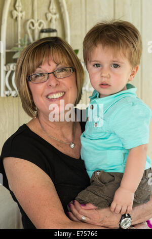 Großmutter Holding Enkel, USA Stockfoto