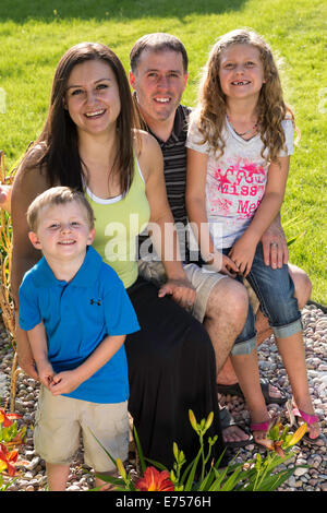 Mutter und Vater posieren mit ihrem Jungen und Mädchen, USA Stockfoto