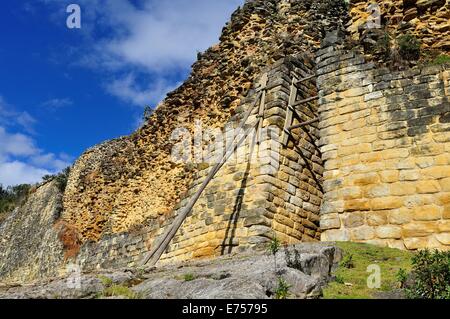 Tor in KUELAP - archäologische Stätte in CHACHAPOYAS. Abteilung von Amazonas. Peru Stockfoto