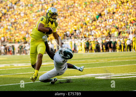 6. September 2014 - MARCUS MARIOTA (8) läuft der Ball für einen Gewinn und hält einen Moment aus einem Zweikampf vor vor dem Tor nach unten gebracht. 6. September 2014 spielt der University of Oregon Michigan State Autzen Stadium. © David Blair/ZUMA Draht/Alamy Live-Nachrichten Stockfoto