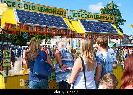 Menschen, die Warteschlangen an einem Eis kalte Limonade Stall bei der Food And Drink Festival Leamington Spa Warwickshire UK Stockfoto