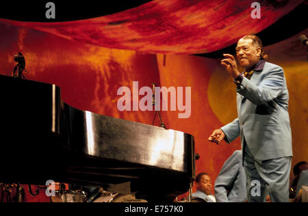 Berühmten Bandleader Duke Ellington schnappt seine Finger um den musikalischen Takt für sein Orchester beim Monterey Jazz Festival 1970. Stockfoto