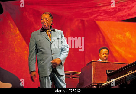 Berühmten Bandleader Duke Ellington schnappt seine Finger um den musikalischen Takt für sein Orchester beim Monterey Jazz Festival 1970. Stockfoto