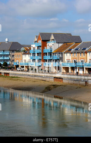 Shoreham Sussex UK die Ropetackle Entwicklung der exklusive Wohnungen und Häuser am Ufer des Fluss Adur Shoreham Stockfoto