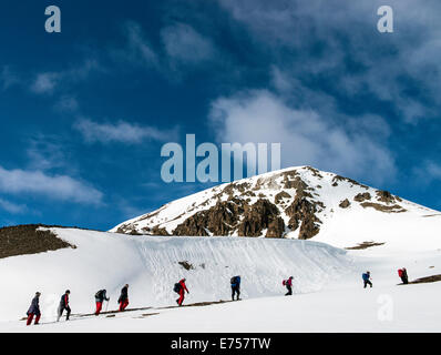 Touristen auf dem Schnee Recherfjorden Spitzbergen Norwegen Polarkreis Skandinavien Europa wandern Stockfoto