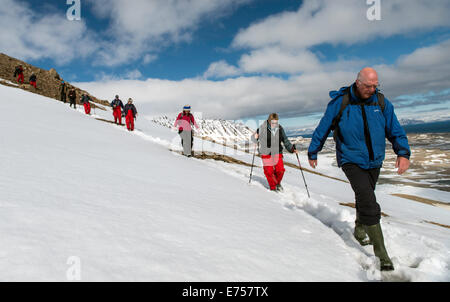 Touristen auf dem Schnee Recherfjorden Spitzbergen Norwegen Polarkreis Skandinavien Europa wandern Stockfoto