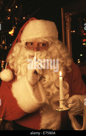 Santa Claus mit Kerze gestikulieren Stille mit Finger, Lippen, Shhhhh Stockfoto