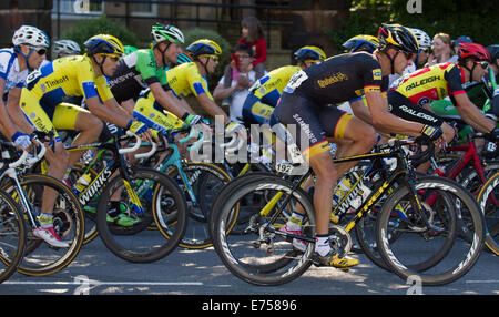Liverpool, Merseyside, Großbritannien, 7. September 2014. Teilnehmer 54 Ignatas Konovalovas, Team MTN-Qhubeka und andere auf der Tour of Britain. Tausende von Zuschauern säumten die Straßen von Liverpool, um einige der berühmtesten Radfahrer der Welt zu beobachten, während die Tour of Britain begann. In der Stadt fand der Grand Depart statt, bei dem die Fahrer auf einem Rundkurs durch das Stadtzentrum aufbrachen. Riesige Menschenmassen versammelten sich und jubelten, als die Fahrer acht Runden von der Uferpromenade zum Sefton Park und zurück fuhren. Stockfoto