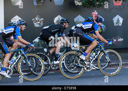 Liverpool, Merseyside, England 7. September 2014. Konkurrent 1 Bradley Wiggins, (Team Sky) und 142 Jan Barta CZE in das Team NetApp-Endura TheTour von Großbritannien. Tausende Zuschauer säumten die Straßen von Liverpool, einige der weltweit bekanntesten Radfahrer beobachten, wie die Tour of Britain in Gang gesetzt. Die Stadt Gastgeber der Grand abzuweichen, die Fahrer auf einer Schleife rund um die Innenstadt auf den Weg sah. Riesige Menschenmengen versammelten sich und jubelten, als die Fahrer acht Runden von der Uferpromenade, um Sefton Park und zurück begann. Bildnachweis: Mar Photographics/Alamy Live-Nachrichten Stockfoto
