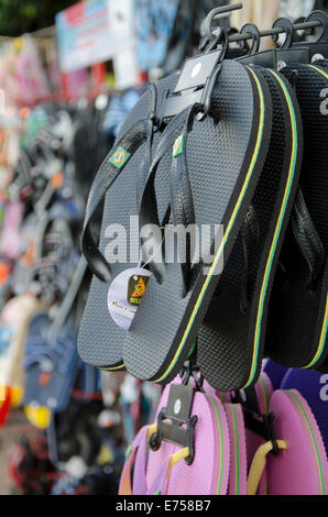 Plastik Flip-flops zum Verkauf an einen Strand laden, Geschäft in Spanien. Stockfoto