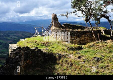 Restauration in KUELAP - archäologische Stätte in CHACHAPOYAS. Abteilung von Amazonas. Peru Stockfoto