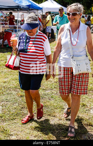 Patriotische senior Frau an einem Tag der Arbeit Bauernmarkt in Florida Stockfoto