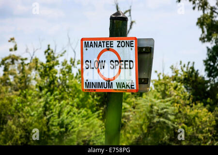 Manatee Zone Wegweiser auf der Peace River in SW Florida Stockfoto