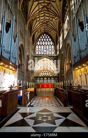 Blick auf die Marienkapelle aus dem Chor & Chor an der Kirche St Mary Redcliffe, Bristol, England, UK. Stockfoto