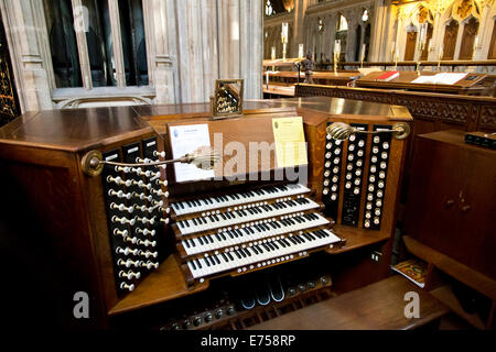 1911 Harrison & Harrison Orgel Konsole in der Kirche St Mary Redcliffe, Bristol, England, UK. Stockfoto