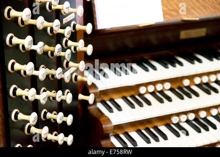 1911 Harrison & Harrison Orgel Konsole in der Kirche St Mary Redcliffe, Bristol, England, UK. Stockfoto