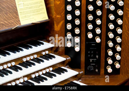 1911 Harrison & Harrison Orgel Konsole in der Kirche St Mary Redcliffe, Bristol, England, UK. Stockfoto