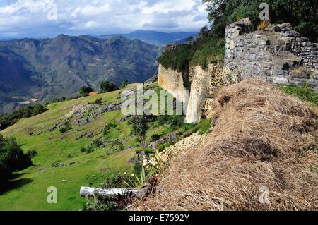 Restauration in KUELAP - archäologische Stätte in CHACHAPOYAS. Abteilung von Amazonas. Peru Stockfoto