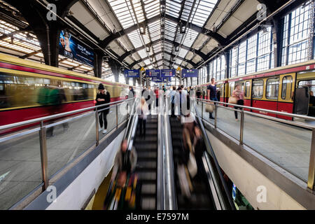 Verschwommenes Bild Bewegung der Passagiere auf Bahnsteigen am Bahnhof Friedrichstraße mit der S-Bahn in Berlin Deutschland Stockfoto