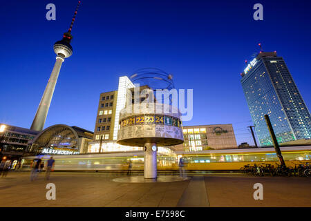 Nachtansicht der Weltzeituhr und Straßenbahn am Alexanderplatz in Mitte Berlin Deutschland Stockfoto