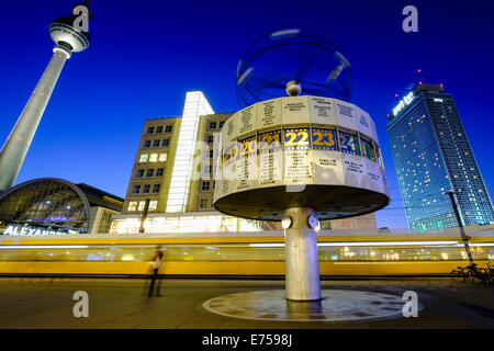 Nachtansicht der Weltzeituhr und Straßenbahn am Alexanderplatz in Mitte Berlin Deutschland Stockfoto