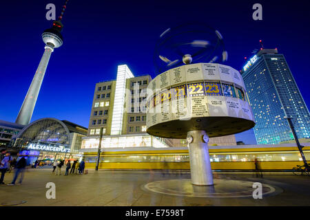 Nachtansicht der Weltzeituhr und Straßenbahn am Alexanderplatz in Mitte Berlin Deutschland Stockfoto