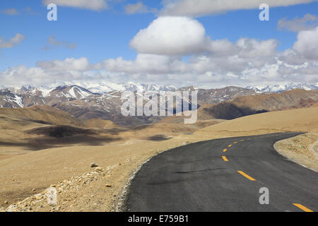 Leerer Straße auf Gyatso La passieren in Tibet. Stockfoto