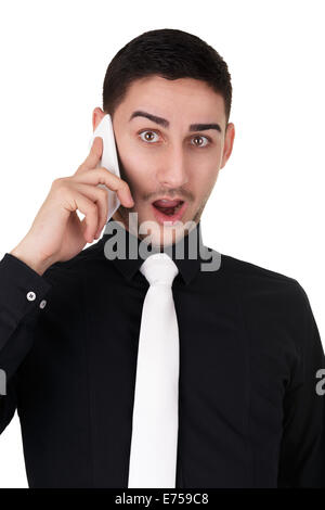 Junger Geschäftsmann mit überrascht Ausdruck auf dem Handy Stockfoto