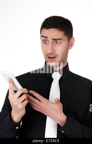 Junge Unternehmer auf der Suche auf seinem Smartphone überrascht Stockfoto