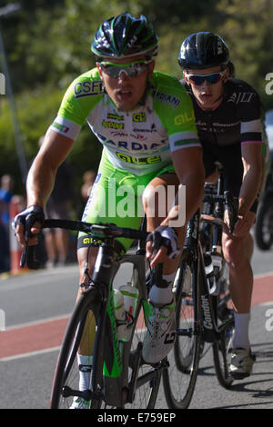 Liverpool, Merseyside, England 7. September 2014. CSF Bardiani Reiter führt das Peloton bei der Tour of Britain. Tausende Zuschauer säumten die Straßen von Liverpool, einige der weltweit bekanntesten Radfahrer beobachten, wie die Tour of Britain in Gang gesetzt. Die Stadt Gastgeber der Grand abzuweichen, die Fahrer auf einer Schleife rund um die Innenstadt auf den Weg sah. Riesige Menschenmengen versammelten sich und jubelten, als die Fahrer acht Runden von der Uferpromenade, um Sefton Park und zurück begann. Bildnachweis: Mar Photographics/Alamy Live-Nachrichten Stockfoto