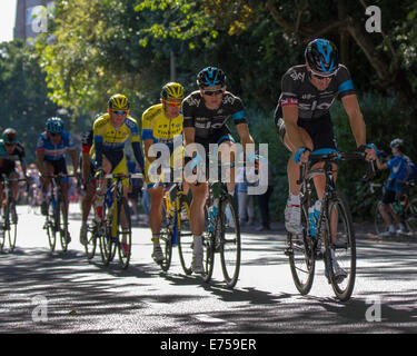 Liverpool, Merseyside, England 7. September 2014. Team Sky führt das Peloton bei der Tour of Britain. Tausende Zuschauer säumten die Straßen von Liverpool, einige der weltweit bekanntesten Radfahrer beobachten, wie die Tour of Britain in Gang gesetzt. Die Stadt Gastgeber der Grand abzuweichen, die Fahrer auf einer Schleife rund um die Innenstadt auf den Weg sah. Riesige Menschenmengen versammelten sich und jubelten, als die Fahrer acht Runden von der Uferpromenade, um Sefton Park und zurück begann. Bildnachweis: Mar Photographics/Alamy Live-Nachrichten Stockfoto