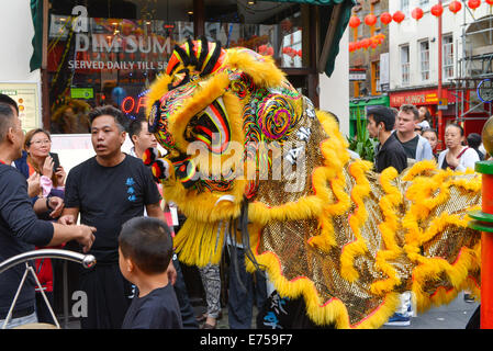 Gerrard Street, London, UK. 7. September 2014. Lion Tänzerinnen auf dem Mond-Festival in Londons Chinatown. Bildnachweis: Matthew Chattle/Alamy Live-Nachrichten Stockfoto