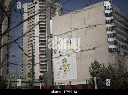 Teheran, Iran. 7. Sep, 2014. Ein Wandbild mit Porträts von Irans spät Führer Ayatollah RUHOLLAH KHOMEINI (L), Märtyrer der Iran-Irak-Krieg (unten) und obersten Führers Ayatollah ALI KHAMENEI ist an der Wand eines Computer-Shopping-Centers in Nord-Teheran gesehen. Bildnachweis: Morteza Nikoubazl/ZUMA Draht/Alamy Live-Nachrichten Stockfoto