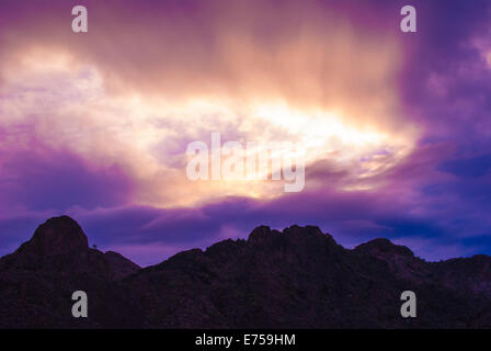 Wüste Sonnenuntergang mit Bergkette Silhouette. Stockfoto