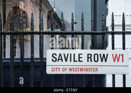 Savile Row Straßenschild gegen ein Schneider-Schaufenster Stockfoto