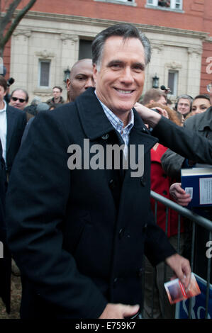 Presidential hoffnungsvollen Mitt Romney grüßt Unterstützer im Opernhaus von Rochester. Rochester, NH.  08.01.2012 Stockfoto