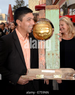 Hamburg, Deutschland. 07. Sep, 2014. Der ehemalige Fußballspieler Giovane Elber ist bei der Gala der "Night of Legends 2014" in Hamburg, Deutschland, 7. September 2014 abgebildet. Bei der vorherigen 10. "Tag der Legenden" Veranstaltung, ehemalige Fußball-Profis in zwei Teams gegeneinander gespielt, um Geld für Jugendprojekte in benachteiligten Stadtteilen Hamburgs. Foto: DANIEL REINHARDT/DPA/Alamy Live-Nachrichten Stockfoto