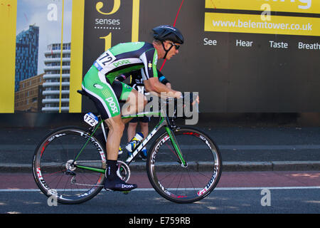 Liverpool, Merseyside, Großbritannien, 7. September 2014. Konkurrent 172 Ryan Mullen IR, tragen Vitus Bikes Bekleidung, an der Tour von Großbritannien. Tausende von Zuschauern säumten die Straßen von Liverpool einige der berühmtesten Radfahrer der Welt zu sehen, wie sich die Tour von Großbritannien auf den Weg gebracht. Die Stadt Schauplatz der Grand abzuweichen, die sah, Reiter auf einer Schleife rund um die Innenstadt. Riesige Menschenmengen versammelten und jubelten, als die Fahrer acht Runden von der Waterfront, Sefton Park begann und wieder zurück. Stockfoto