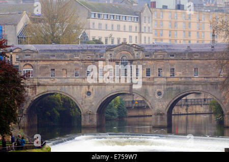 Pulteney Bridge überquert den Fluss Avon in Bath, England. Es wurde von 1774 fertiggestellt, und die Stadt mit Bathwick verbunden Stockfoto