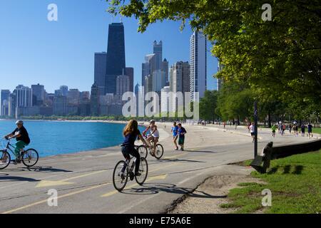 Chicago, Illinois, USA. 7. September 2014. Wetter: Nach ein Morgen mit einem kühlen Herbst angenehme Temperaturen wich, genießen Sie Chicagoans einen schönen Tag in der Stadt am Seeufer. Bildnachweis: Todd Bannor/Alamy Live-Nachrichten Stockfoto