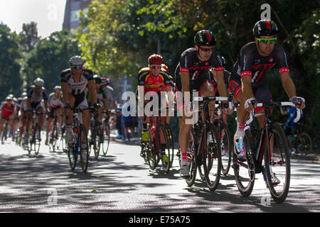 Liverpool, Merseyside, England 7. September 2014. NFTO Pro Cycling bei der Tour of Britain voran. Tausende Zuschauer säumten die Straßen von Liverpool, einige der weltweit bekanntesten Radfahrer beobachten, wie die Tour of Britain in Gang gesetzt. Die Stadt Gastgeber der Grand abzuweichen, die Fahrer auf einer Schleife rund um die Innenstadt auf den Weg sah. Riesige Menschenmengen versammelten sich und jubelten, als die Fahrer acht Runden von der Uferpromenade, um Sefton Park und zurück begann. Bildnachweis: Mar Photographics/Alamy Live-Nachrichten Stockfoto