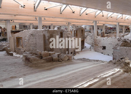 Archäologische Stätte von Akrotiri auf Santorin. Die Website zeigt Ausgrabungen der minoischen Ruinen, darunter Töpfereien. Stockfoto