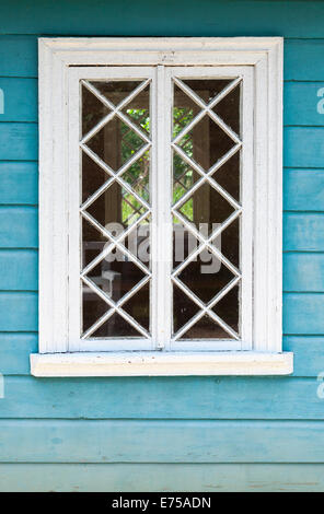 Alte russische Landhaus Fragment, blauen Wand und weiße Fenster Stockfoto