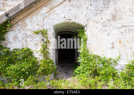 Dunkle leere Tor in alten Befestigungsmauer, Hintergrundtextur Stockfoto