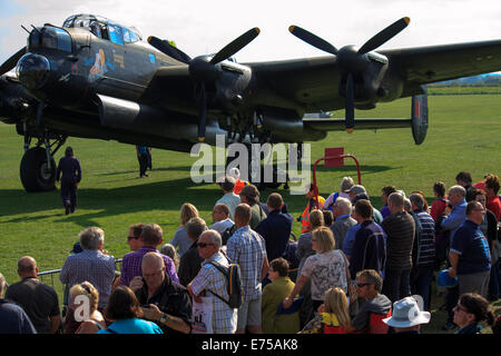 Lincolnshire, Großbritannien. 7. Sep 2014. sah einen spektakulären öffentlichen Veranstaltung und einzigartigen Moment in der Geschichte der Luftfahrt an der lincolnshire Aviation Heritage Centre, East Kirkby, lincs pe 23 4 de. Media war eingeladen als nur fliegen Lancaster Bomber der Welt (der Raf lancaster "thumper" und der kanadischen Lancaster "Vera") überflogen Großbritanniens nur anderen laufenden lancaster "Jane", wie es auf der Start- und Landebahn am lincs Aviation Heritage Center rollte. 11 Bilder der Show. Stockfoto