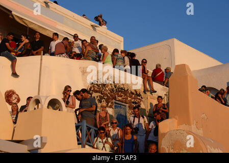 Touristen, die den weltberühmten Sonnenuntergang von Oia auf Santorin, Griechenland. Stockfoto