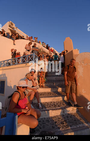 Touristen, die den weltberühmten Sonnenuntergang von Oia auf Santorin, Griechenland. Stockfoto