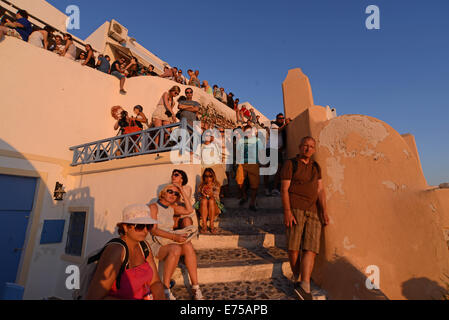 Touristen, die den weltberühmten Sonnenuntergang von Oia auf Santorin, Griechenland. Stockfoto