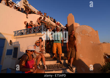 Touristen, die den weltberühmten Sonnenuntergang von Oia auf Santorin, Griechenland. Stockfoto