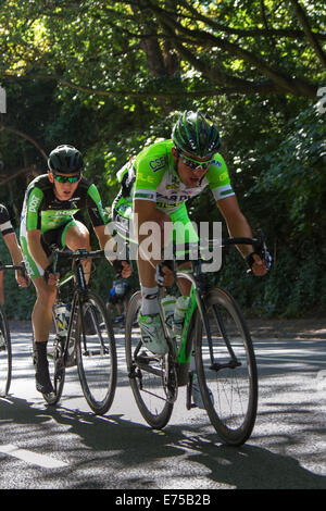 Liverpool, Merseyside, Großbritannien, 7. September 2014. Team Bardiani CSF führt das Peloton auf der Stufe 1 Tour durch Großbritannien. Tausende von Zuschauern säumten die Straßen von Liverpool einige der berühmtesten Radfahrer der Welt zu sehen, wie sich die Tour von Großbritannien auf den Weg gebracht. Die Stadt Schauplatz der Grand abzuweichen, die sah, Reiter auf einer Schleife rund um die Innenstadt. Riesige Menschenmengen versammelten und jubelten, als die Fahrer acht Runden von der Waterfront, Sefton Park begann und wieder zurück. Stockfoto